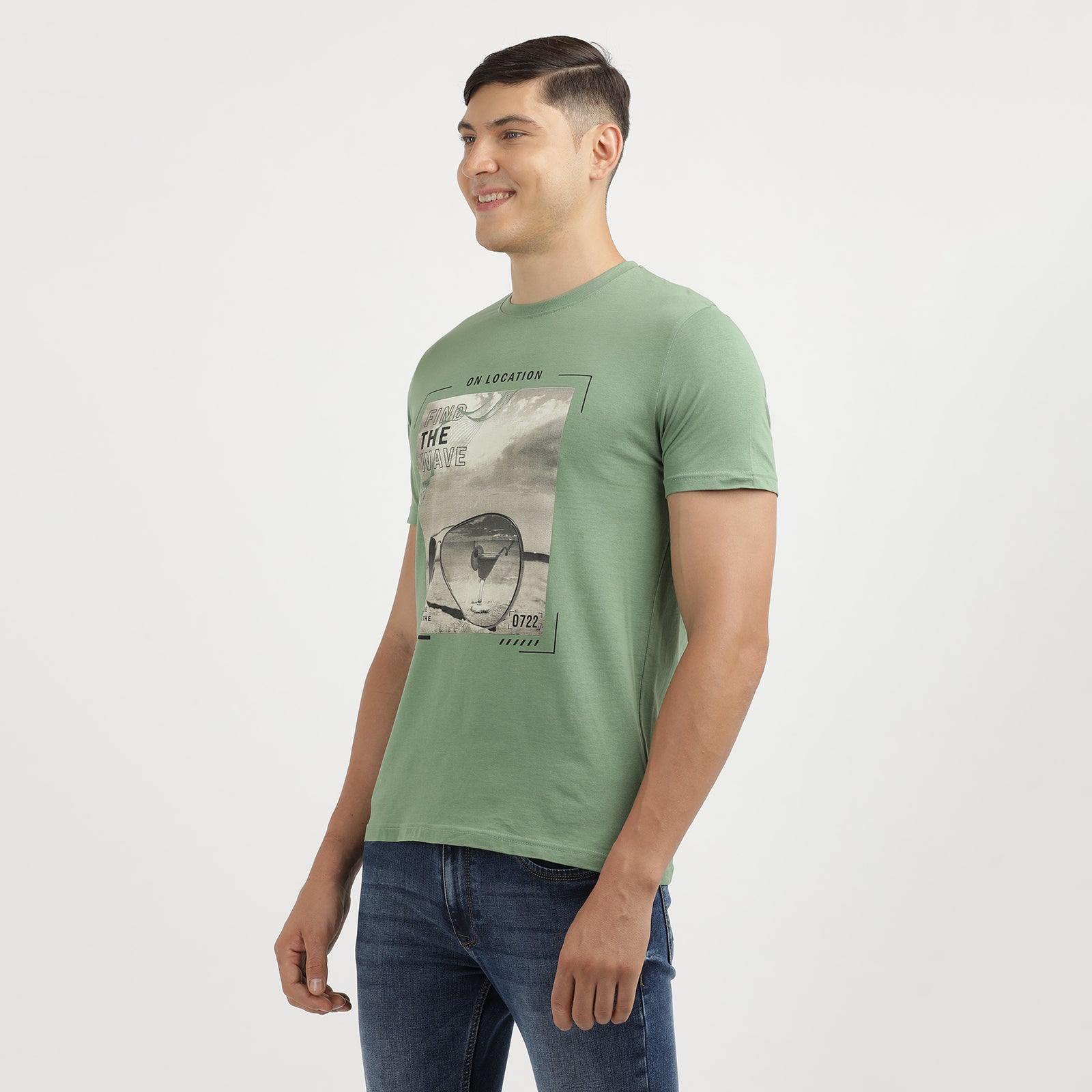 Men's Turf Green Find The Wave Graphic Crew Neck Printed T-Shirt