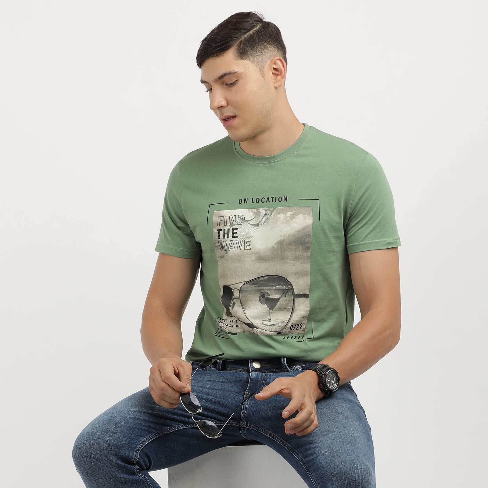 Men's Turf Green Find The Wave Graphic Crew Neck Printed T-Shirt