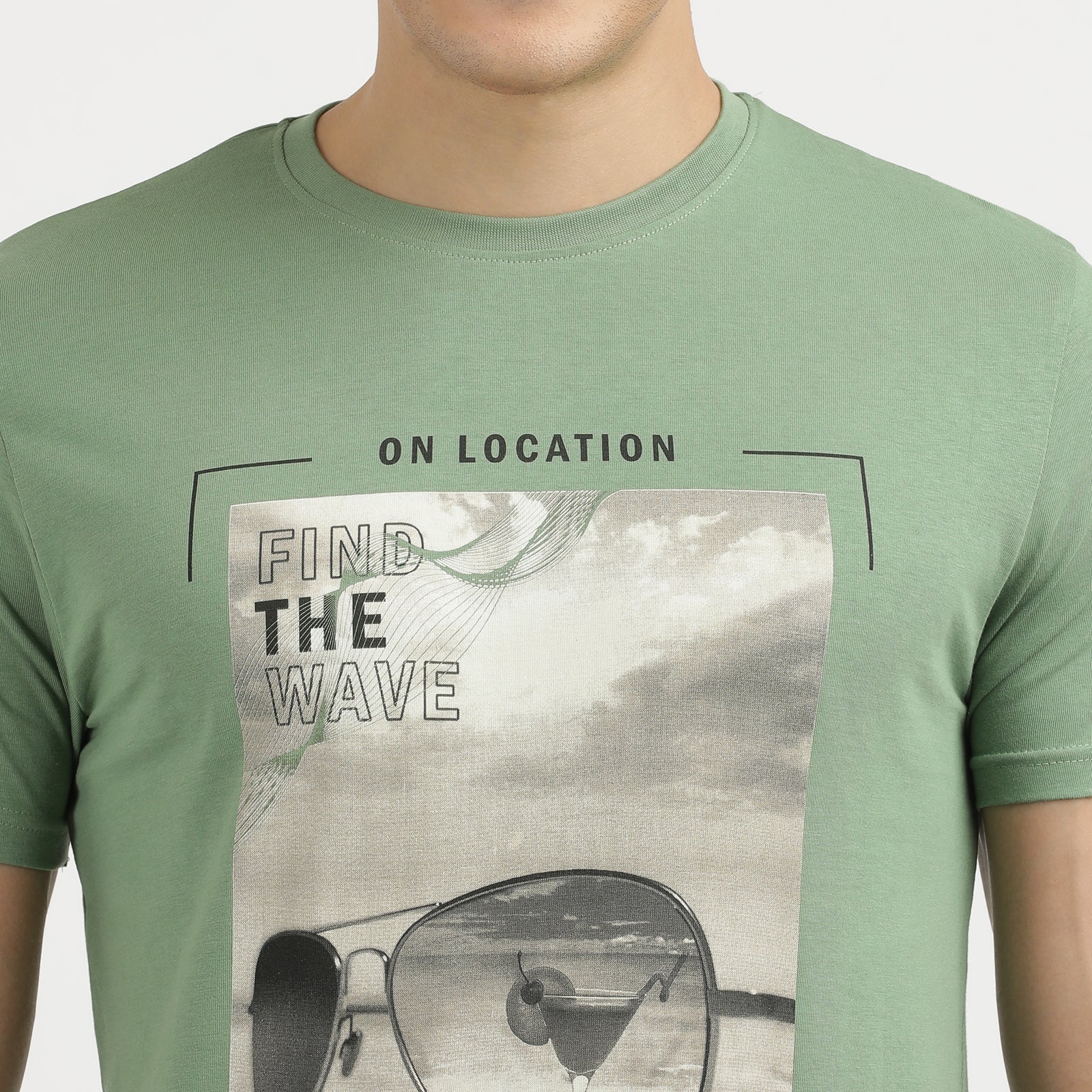 Men's Turf Green Find The Wave Graphic Crew Neck Printed T-Shirt