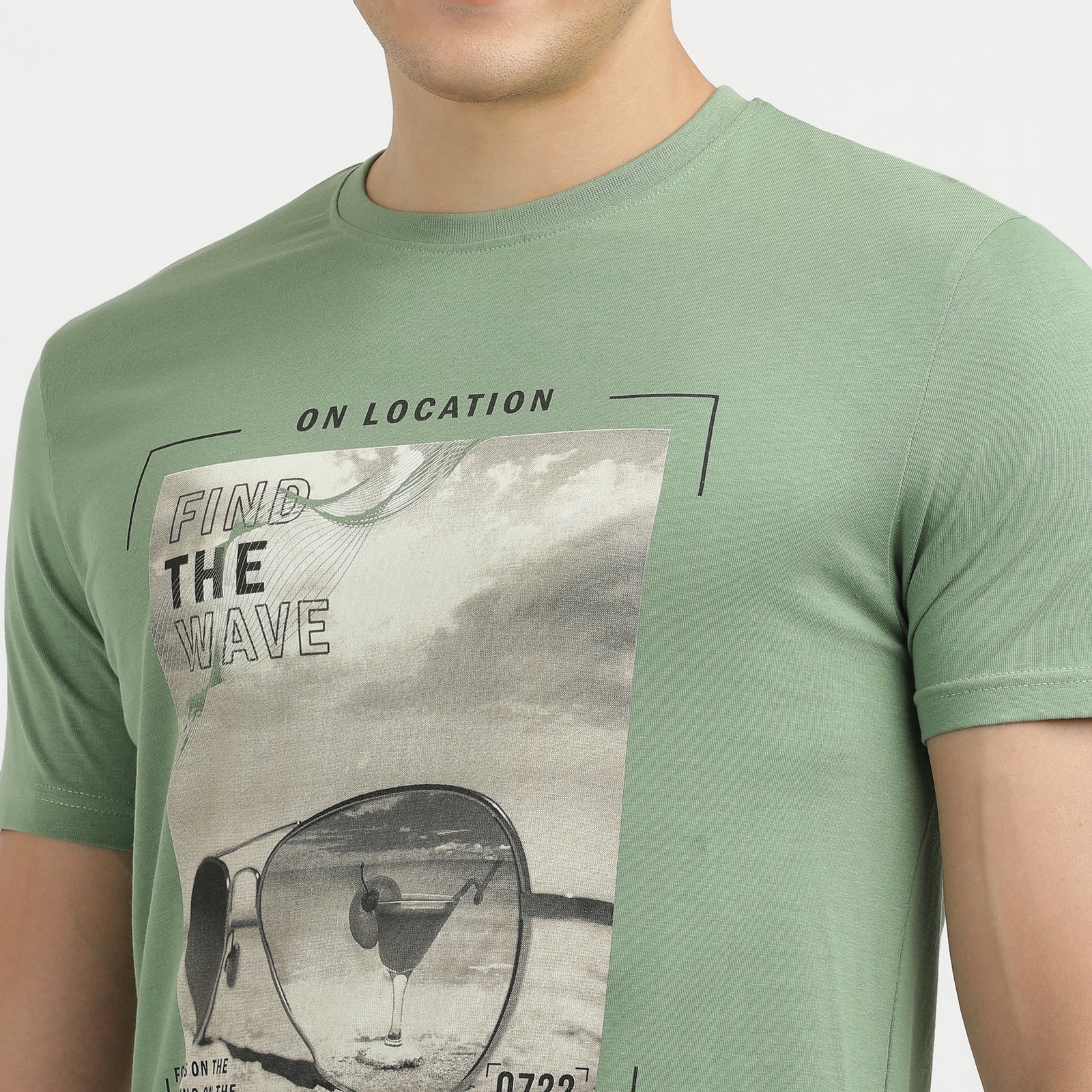 Men's Turf Green Find The Wave Graphic Crew Neck Printed T-Shirt